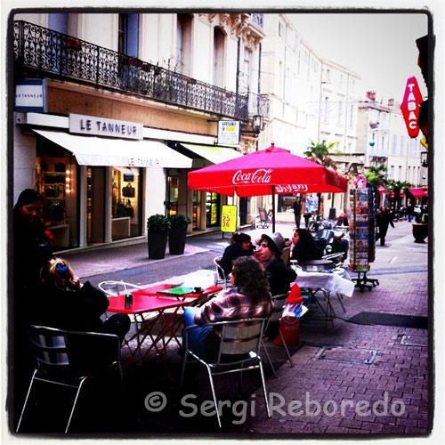 Barres y restaurantes en la calle de Rue Saint Guilhem. Montpellier