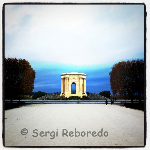 La Torre del agua en la Plaza Royale du Peyrou. La Place Royale du Peyrou es una gran extensión flanqueada por árboles, en cuyo extremo se levanta el Arc de Triomphe de 1692 y el Château d’Eau, una torre de agua con forma hexagonal,  que finaliza en el Aqueduc de St-Clément –en Boulevard des Arceaux- cuyos 880 metros de largo y 22 de alto ofrecen una de las mejores iluminaciones nocturnas de Montpellier.