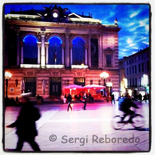 Al fondo el Edificio del gran teatro convertido hoy en día en Opera Nacional de Montpellier en la Place de la Comédie.