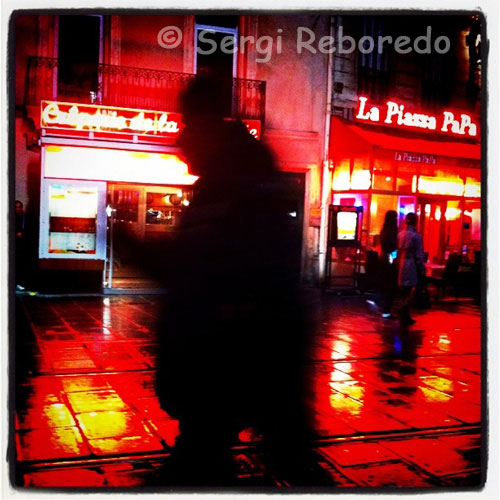 Ambiente nocturno con restaurantes en la Place de la Comédie.