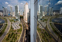 Skyline, Ciudad de Panamá, Panamá, América Central. Cinta Costera Océano Cinta Costera del Pacífico Bahía de Panamá malecón parque lineal rascacielos moderno. Cinta Costera (Cinta Costera), Ciudad de Panamá, Panamá. Ciudad de Panamá es una ciudad en América Central, donde la congestión ha alcanzado un punto crítico. La ciudad está pasando por un período sin precedentes de estabilidad y las inversiones y hay gran cantidad de fondos públicos para proyectos de mejora de la infraestructura. Uno de los más recientes proyectos de mejora de carreteras es la Cinta Costera o Cinta Costera (traducción significa literalmente "cinta costera") del proyecto. Este proyecto tiene la intención de descongestionar la red vial de la ciudad de Panamá, proporcionando una ruta de circunvalación pasado de la ciudad. La Avenida Balboa acepta actualmente la peor parte de este tráfico con 72.000 vehículos por día que pasa a lo largo de ella.