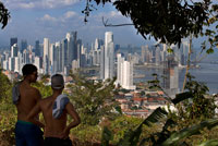 Skyline, Ciutat de Panamà. Paisatge urbà i l'horitzó de la ciutat de Panamà, vist des del Turó Ancón Muntanya, Panamà, Amèrica Central. Panamà, Amèrica Central. Cinta Costera Oceà Cinta Costanera del Pacífic Badia de Panamà dic parc lineal gratacels modern. Cinta Costera (Cinta Costera), Ciutat de Panamà, Panamà. Ciutat de Panamà és una ciutat a Amèrica Central, on la congestió ha arribat a un punt crític. La ciutat està passant per un període sense precedents d'estabilitat i les inversions i hi ha gran quantitat de fons públics per a projectes de millora de la infraestructura. Un dels més recents projectes de millora de carreteres és la Cinta Costera o Cinta Costera (traducció significa literalment "cinta costanera") del projecte. Aquest projecte té la intenció de descongestionar la xarxa viària de la ciutat de Panamà, proporcionant una ruta de circumval passat de la ciutat.