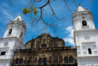 Catedral, casc històric, Patrimoni de la Humanitat per la UNESCO, Ciutat de Panamà, Panamà, Amèrica Central. Construïda en 1674, la Catedral Metropolitana va ser fins l'any 2003 en un estat crític de deteriorament. Recentment restaurat el 2003 a un cost de 4 milions de dòlars, la Catedral és ara una gran atracció en el nucli antic, Panamà que està passant per una transformació en un dels llocs privilegiats de Panamà per galeries d'art, restraunts, i peces d'alta gamma de béns arrels.