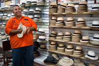 De Víctor Shop Panamà. Botiga Hut. Un barret de Panamà és un barret de palla d'ala ampla tradicional que es fa realitat a l'Equador, Panamà no. Són de color clar, lleuger i transpirable, el que els fa l'arnès perfecte per vestir aquí mentre camina per la ciutat. Aquesta petita botiga al Casc Antic s'especialitza en aquests barrets. Records com el famós barret de Panamà poden ser recollits en Víctor, obert fins a les 10 de la nit.