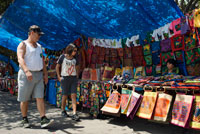 Mujeres Kunas venden sus molas a los turistas. Ciudad de Panamá Casco Viejo indio Kuna tradicionales artículos de artesanía vendedores por tribu kuna. Casco Viejo, Ciudad de Panamá, República de Panamá, América Central. En Balboa, en la Avenida Arnulfo Arias Madrid y Amador, es un pequeño YMCA Mercado de Artesanías, con su mayoría kuna y emberá artes y artesanías indígenas, y la ropa. Antiguo Artesanal YMCA Ir para: artesanías nativas, molas bolsas, camisetas, fundas para gafas, y maceteros, blusas bordadas, joyería