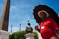 A los hombres que caminan cerca de Obelisco con el gallo francés en la plaza Plaza de Francia en la Ciudad de Panamá, Panamá, América Central. Francés Plaza junto a la Embajada de Francia, Casco Viejo, parte colonial de la ciudad. PLAZA FRANCIA Originalmente la plaza principal de la ciudad amurallada, Plaza Francia fue diseñado por Leonardo de Villanueva y está dedicado al esfuerzo francés para construir el Canal de Panamá y los miles de personas de todo el mundo que murieron durante el proceso.