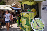 Snack bar de mojitos (Mojito Lemon) fora de les Artesanies de mercat a la vella ciutat de Panamà, Panamà, Amèrica Central. Una dona fora de l'enorme mercat nacional d'Artesanies a Panamà Vell (al costat del Centre de Visitants) té artesanies de tot el país. Hi ha un petit YMCA Mercat d'Artesanies de Balboa a l'Avinguda Arnulfo Arias Madrid i Amador. Gel Venedor mojito fred.