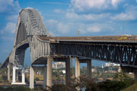 Puente de las Américas, Puente de las Américas, Thatcher Ferry Bridge, República de Panamá. El Puente de las Américas (en español: Puente de las Américas, originalmente conocido como el Puente Thatcher Ferry) es un puente de carretera en Panamá, que se extiende por la entrada del Pacífico del Canal de Panamá. Terminado en 1962, a un costo de US $ 20 millones, que era el único puente no oscilante (hay otros dos puentes, uno en las esclusas de Miraflores y uno en las esclusas de Gatún) que conectan el norte y las masas de tierra de América del Sur hasta la apertura del Puente Centenario en 2004 el puente fue diseñado por Sverdrup & Bultos.