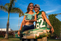 Amantes patinadores adolescentes en zona verde en Cinta Costera Océano Cinta Costera del Pacífico Bahía de Panamá malecón parque lineal rascacielos moderno. Cinta Costera (Cinta Costera), Ciudad de Panamá, Panamá. Ciudad de Panamá es una ciudad en América Central, donde la congestión ha alcanzado un punto crítico. La ciudad está pasando por un período sin precedentes de estabilidad y las inversiones y hay gran cantidad de fondos públicos para proyectos de mejora de la infraestructura. Uno de los más recientes proyectos de mejora de carreteras es la Cinta Costera o Cinta Costera