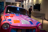 Coche rosado en el lobby del hotel Hard Rock PANAMA MEGAPOLIS. En el corazón de Panamá eleva los nuevos Hard Rock Hotel Panamá Megapolis. Esta espectacular torre de sesenta y seis historia te invita a venir y experiencia donde el servicio estrella de rock se reúne diseño elegante urbano - todo infundido con la pasión y la irreverencia del rock 'n' roll. Situado a pocos kilómetros del Canal de Panamá, este Hard Rock Hotel le pone el centro del escenario, con impresionantes vistas panorámicas de la ciudad y la Bahía de Panamá.