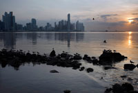 Skyline, Ciudad de Panamá, Panamá, América Central. Cinta Costera Océano Cinta Costera del Pacífico Bahía de Panamá malecón parque lineal rascacielos moderno. Cinta Costera (Cinta Costera), Ciudad de Panamá, Panamá. Ciudad de Panamá es una ciudad en América Central, donde la congestión ha alcanzado un punto crítico. La ciudad está pasando por un período sin precedentes de estabilidad y las inversiones y hay gran cantidad de fondos públicos para proyectos de mejora de la infraestructura. Uno de los más recientes proyectos de mejora de carreteras es la Cinta Costera o Cinta Costera (traducción significa literalmente "cinta costera") del proyecto. Este proyecto tiene la intención de descongestionar la red vial de la ciudad de Panamá, proporcionando una ruta de circunvalación pasado de la ciudad.