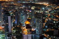 Skyline, Ciudad de Panamá, Panamá, América Central por la noche. Cinta Costera Océano Cinta Costera del Pacífico Bahía de Panamá malecón parque lineal rascacielos moderno. Cinta Costera (Cinta Costera), Ciudad de Panamá, Panamá. Ciudad de Panamá es una ciudad en América Central, donde la congestión ha alcanzado un punto crítico. La ciudad está pasando por un período sin precedentes de estabilidad y las inversiones y hay gran cantidad de fondos públicos para proyectos de mejora de la infraestructura. Uno de los más recientes proyectos de mejora de carreteras es la Cinta Costera o Cinta Costera (traducción significa literalmente "cinta costera") del proyecto. Este proyecto tiene la intención de descongestionar la red vial de la ciudad de Panamá, proporcionando una ruta de circunvalación pasado de la ciudad.