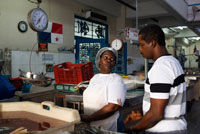 Panamá, Ciudad de Panamá, barrio de Santa Ana, Fish Market (Mercado de Mariscos). Mujer vendedor. Pescados recién pescados y mariscos en el mercado de pescado en la ciudad de Panamá, Panamá, América Central. El Mercado de Mariscos es el mercado de pescado de la ciudad, abierto para el negocio de los restaurantes locales y al público todos los días excepto el 3er lunes de cada mes cuando se cierra por completo para una limpieza profunda. Es el mejor lugar para comprar pescado fresco en la Ciudad de Panamá