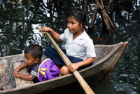 La comunitat es compon d'unes 60 cases, una escola primària, artesanies i botigues en general. Els vilatans depenen principalment de les seves canoes per a la pesca i el transport, encara que el poble s'està desenvolupant lentament juntament amb tot l'arxipèlag. Entre el Mar Carib, amb els seus manglars, esculls de corall i illes paradisíaques, i el dens bosc humit tropical de l'illa Bastimentos, es troba la comunitat Ngobe conegut com Salt Creek (Trencada Sal). Aquí, l'ALIATUR organització local (Salt Creek Turisme Alliance) ha creat un projecte perquè els visitants a l'arxipèlag de Boques del Toro poden arribar a conèixer la cultura d'aquesta comunitat indígena, les seves artesanies, els seus balls, i les seves històries.