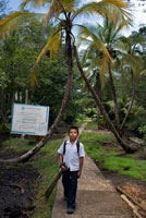 Boy en un moll del canal d'entrada a la Comarca Ngobe Bugle Indian Village Of Salt Creek prop de Bocas Del Toro Panamà. Salt Creek (en espanyol: Trencada Sal) és un poble Ngobe Buglé es troba a l'extrem sud-est de l'illa de Bastimentos, a Bocas del Toro Archipelago, Província i Districte de Panamà. La comunitat es compon d'unes 60 cases, una escola primària, artesanies i botigues en general. Els vilatans depenen principalment de les seves canoes per a la pesca i el transport, encara que el poble s'està desenvolupant lentament juntament amb tot l'arxipèlag.