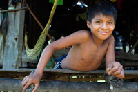 Boy en una casa en el Ngobe Bugle Indian Village Of Salt Creek Cerca de Bocas Del Toro Panamá. Salt Creek (en español: Quebrada Sal) es un pueblo Ngöbe Buglé se encuentra en el extremo sureste de la isla de Bastimentos, en Bocas del Toro Archipelago, Provincia y Distrito de Panamá. La comunidad se compone de unas 60 casas, una escuela primaria, artesanías y tiendas en general. Los aldeanos dependen principalmente de sus canoas para la pesca y el transporte, aunque el pueblo se está desarrollando lentamente junto con todo el archipiélago.