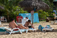 Turistas en Red Frog Beach. Bocas del Toro. Panamá. Alrededor de un 10 minutos en barco desde la ciudad de Bocas te lleva a la Marina Red Frog, desde donde una caminata de 15 minutos a través del punto de la Isla Bastimentos estrecha le permite llegar a Red Frog Beach. Con 0,75 kilómetros de arena blanca y dorada, Red Frog Beach es una de las playas más populares en Bocas del Toro. La costa norte de la Isla Bastimentos alberga algunas de las más hermosas playas de Bocas 'y Red Frog es uno de los más accesibles, y el único con unas instalaciones tales como un par de restaurantes y baños.
