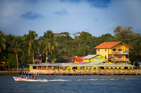 Panamà Bocas del Toro vista icònica de vaixells i arxipèlag. Aqua Lounge Hostel and Bar Illa Carenero. Boques del Toro és la capital de la província panamenya de Boques del Toro. És la ciutat i un centre turístic de renom mundial situat a l'illa de Illa Colom al Arxipèlag de Boques del Toro en el Mar Carib enfront de la costa nord-oest de Panamà. Són relativament pocs els panamenys viuen a l'illa, optant per habitatges més barates a la part continental de Panamà.