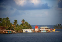 Panamà Bocas del Toro vista icònica de vaixells i arxipèlag. Hotel Waterfront El Far del Colibri, Illa Carenero, Bocas del Toro Archipelago, Panamà. Aqua Lounge Hostel and Bar Illa Carenero. Boques del Toro és la capital de la província panamenya de Boques del Toro. És la ciutat i un centre turístic de renom mundial situat a l'illa de Illa Colom al Arxipèlag de Boques del Toro en el Mar Carib enfront de la costa nord-oest de Panamà.