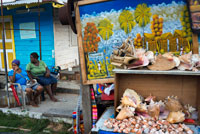 Pintures de colors, petxines i artesanies que s'exhibeixen en Poble de Boques a l'illa Colom, Bocas del Toro, Panamà. Les botigues de souvenirs es poden trobar al carrer principal de Boques i hippies de tot el món es poden trobar recobreix el principal carrer amb les seves artesanies i joieria bella. També, en l'extrem oposat del carrer principal, just abans del final, hi ha una exhibició de moles atesos pels indis Kuna.