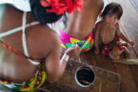 Les dones embera nativa fent un tatuatge al poble dels indis Emberá Tribu, Embera Village, Panamà. La gent de Panamà Embera Indian Village Indígena Indi Indis nadius americans nadius vilatans locals Chagres Nacionals Parc. Embera Drua. Embera Drua es troba a la conca alta del riu Chagres. Una presa construïda sobre el riu en 1924 va produir el Llac Alajuela, el subministrament principal d'aigua per al Canal de Panamà.