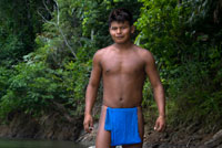 Retrat de nadius Embera Indian tribu. Els pobladors de la Native Indian Tribe Embera, Embera Village, Panamà. La gent de Panamà Embera Indian Village Indígena Indi Indis nadius americans nadius vilatans locals Chagres Nacionals Parc. Embera Drua. Embera Drua es troba a la conca alta del riu Chagres. Una presa construïda sobre el riu en 1924 va produir el Llac Alajuela, el subministrament principal d'aigua per al Canal de Panamà. El poble està a quatre quilòmetres riu amunt des del llac, i envoltada per un parc nacional de 129.000 hectàrees de bosc tropical primari. Llac Alajuela es pot accedir amb autobús i mini-van de la ciutat de Panamà. Es troba a una hora de la ciutat, prop de la localitat de Las Cumbres.
