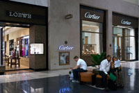 Panamá Cartier tiendas Loewe en centro comercial Multiplaza Pacific. Multiplaza Pacific es el centro comercial más moderno y exclusivo en la región. Fue desarrollado con el concepto de un Shopping Hub, siendo la ciudad de Panamá, una de las ciudades con el mayor número de tráfico de turistas en América Central y del Sur. Cuenta con 64.800 metros cuadrados, que ofrece más de 280 tiendas de diseñadores exclusivos, grandes almacenes, supermercados, farmacias, bancos, una cancha llena de alimentos de marca y salas de cine.