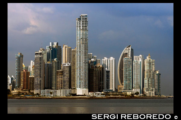 Skyline, Ciudad de Panamá, Panamá, América Central. Cinta Costera Océano Cinta Costera del Pacífico Bahía de Panamá malecón parque lineal rascacielos moderno. Cinta Costera (Cinta Costera), Ciudad de Panamá, Panamá. Ciudad de Panamá es una ciudad en América Central, donde la congestión ha alcanzado un punto crítico. La ciudad está pasando por un período sin precedentes de estabilidad y las inversiones y hay gran cantidad de fondos públicos para proyectos de mejora de la infraestructura. Uno de los más recientes proyectos de mejora de carreteras es la Cinta Costera o Cinta Costera (traducción significa literalmente "cinta costera") del proyecto. Este proyecto tiene la intención de descongestionar la red vial de la ciudad de Panamá, proporcionando una ruta de circunvalación pasado de la ciudad. La Avenida Balboa acepta actualmente la peor parte de este tráfico con 72.000 vehículos por día que pasa a lo largo de ella. La nueva Cinta Costera alivia esta congestión y también como parte del proyecto proporciona alrededor de 25 hectáreas de zona verde para el uso de los residentes de esta zona de la ciudad. Esta lista de los edificios más altos en la ciudad de Panamá ocupa el rascacielos en la ciudad de Panamá por la altura. El edificio terminado más alto en la ciudad de Panamá no es el Trump Ocean Club International Hotel and Tower, que se encuentra 264 m (866 pies) de altura, como lo demuestra Aeronautica Civil de terceros registros de medición de Panamá. Durante varios años, el horizonte de la ciudad de Panamá se mantuvo prácticamente sin cambios, con sólo cuatro edificios superior a 150 m (492 pies). A partir de la década de 2000, la ciudad experimentó un auge de la construcción grande, con nuevos edificios se levanta por toda la ciudad. El boom continúa en la actualidad, con más de 150 rascacielos en construcción y varios edificios supertall previstas para la construcción. Además de crecer hacia fuera, Ciudad de Panamá creció, con dos nuevos edificios más altos desde 2005 se cancelaron todos los proyectos supertall (Ice Tower, Palacio de la Bahía, y Torre Generali) o están en espera (Faros de Panamá, Torre Central).