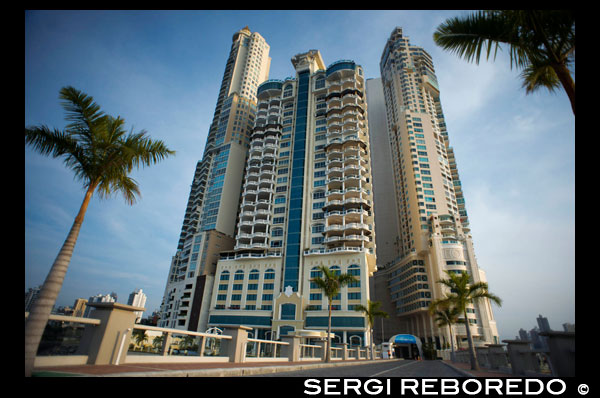 Apartamentos en Area Bancaria (Financial District), Ciudad de Panamá, Panamá, América Central. Banc aera, Ciudad de Panamá, Panamá. Ciudad de Panamá, el distrito financiero. La oferta de alojamiento en la ciudad de Panamá es muy variada. En el barrio de Bella Vista se encuentran algunos de los mejores hoteles. En esta zona también encontrará buenos restaurantes. Calidonia, Santa Ana, Amador y Punta Paitilla distritos son también buenos lugares para alojarse. Bueno mi amigo, con este punto de vista de los rascacielos en el distrito financiero, vamos a decir adiós a la Ciudad de Panamá. Espero que haya encontrado la información en estas páginas useful.Panama City es una ciudad en América Central, donde la congestión ha alcanzado un punto crítico. La ciudad está pasando por un período sin precedentes de estabilidad y las inversiones y hay gran cantidad de fondos públicos para proyectos de mejora de la infraestructura. Uno de los más recientes proyectos de mejora de carreteras es la Cinta Costera o Cinta Costera (traducción significa literalmente "cinta costera") del proyecto. Este proyecto tiene la intención de descongestionar la red vial de la ciudad de Panamá, proporcionando una ruta de circunvalación pasado de la ciudad. La Avenida Balboa acepta actualmente la peor parte de este tráfico con 72.000 vehículos por día que pasa a lo largo de ella. La nueva Cinta Costera alivia esta congestión y también como parte del proyecto proporciona alrededor de 25 hectáreas de zona verde para el uso de los residentes de esta zona de la ciudad. Esta lista de los edificios más altos en la ciudad de Panamá ocupa el rascacielos en la ciudad de Panamá por la altura. El edificio terminado más alto en la ciudad de Panamá no es el Trump Ocean Club International Hotel and Tower, que se encuentra 264 m (866 pies) de altura, como lo demuestra Aeronautica Civil de terceros registros de medición de Panamá. Durante varios años, el horizonte de la ciudad de Panamá se mantuvo prácticamente sin cambios, con sólo cuatro edificios superior a 150 m (492 pies). A partir de la década de 2000, la ciudad experimentó un auge de la construcción grande, con nuevos edificios se levanta por toda la ciudad. El boom continúa en la actualidad, con más de 150 rascacielos en construcción y varios edificios supertall previstas para la construcción. Además de crecer hacia fuera, Ciudad de Panamá creció, con dos nuevos edificios más altos desde 2005 se cancelaron todos los proyectos supertall (Ice Tower, Palacio de la Bahía, y Torre Generali) o están en espera (Faros de Panamá, Torre Central).