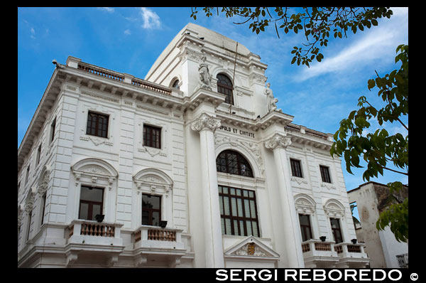 Palacio Municipal. Panamá, Ciudad de Panamá, ciudad histórica declarada Patrimonio Histórico de la Humanidad por la UNESCO, Casco Antiguo, Barrio San Felipe, Palacio Municipal. Ubicado en el segundo piso del edificio de Palacio Municipal, el Museo de Historia presenta los documentos, artefactos, pinturas, esculturas y piezas de toda la historia de Panamá. Usted está seguro de salir con una mejor comprensión de Panamá y su historia. El Ayuntamiento se reúne ahora en el segundo piso de este edificio blanco neoclasisical, pero fue construido originalmente en 1910 como sede de la legislatura del país (que creció demasiado grande para él y se trasladó a su actual sede en la Plaza Cinco de Mayo) . Sustituyó a un palacio colonial que había permanecido en el mismo lugar durante casi tres siglos. En la planta baja se encuentra el pequeño Museo de la Historia de Panamá, que traza la historia del país a partir de las exploraciones de Cristóbal Colón hasta la actualidad. El museo de historia es una decepción, pero vale la pena entrar dentro para echar un vistazo a el interior del edificio.