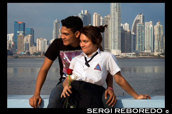 Dos amantes de los estudiantes en la Cinta Costera en la Ciudad de Panamá. Skyline, Ciudad de Panamá, Panamá, América Central. Cinta Costera Océano Cinta Costera del Pacífico Bahía de Panamá malecón parque lineal rascacielos moderno. Cinta Costera (Cinta Costera), Ciudad de Panamá, Panamá. Ciudad de Panamá es una ciudad en América Central, donde la congestión ha alcanzado un punto crítico. La ciudad está pasando por un período sin precedentes de estabilidad y las inversiones y hay gran cantidad de fondos públicos para proyectos de mejora de la infraestructura. Uno de los más recientes proyectos de mejora de carreteras es la Cinta Costera o Cinta Costera (traducción significa literalmente "cinta costera") del proyecto. Este proyecto tiene la intención de descongestionar la red vial de la ciudad de Panamá, proporcionando una ruta de circunvalación pasado de la ciudad. La Avenida Balboa acepta actualmente la peor parte de este tráfico con 72.000 vehículos por día que pasa a lo largo de ella. La nueva Cinta Costera alivia esta congestión y también como parte del proyecto proporciona alrededor de 25 hectáreas de zona verde para el uso de los residentes de esta zona de la ciudad. Esta lista de los edificios más altos en la ciudad de Panamá ocupa el rascacielos en la ciudad de Panamá por la altura. El edificio terminado más alto en la ciudad de Panamá no es el Trump Ocean Club International Hotel and Tower, que se encuentra 264 m (866 pies) de altura, como lo demuestra Aeronautica Civil de terceros registros de medición de Panamá. Durante varios años, el horizonte de la ciudad de Panamá se mantuvo prácticamente sin cambios, con sólo cuatro edificios superior a 150 m (492 pies). A partir de la década de 2000, la ciudad experimentó un auge de la construcción grande, con nuevos edificios se levanta por toda la ciudad. El boom continúa en la actualidad, con más de 150 rascacielos en construcción y varios edificios supertall previstas para la construcción. Además de crecer hacia fuera, Ciudad de Panamá creció, con dos nuevos edificios más altos desde 2005 se cancelaron todos los proyectos supertall (Ice Tower, Palacio de la Bahía, y Torre Generali) o están en espera (Faros de Panamá, Torre Central).