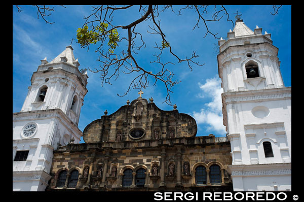 Catedral, casco histórico, Patrimonio de la Humanidad por la UNESCO, Ciudad de Panamá, Panamá, América Central. Construida en 1674, la Catedral Metropolitana fue hasta el año 2003 en un estado crítico de deterioro. Recientemente restaurado en el 2003 a un costo de 4 millones de dólares, la Catedral es ahora una gran atracción en el Casco Viejo, Panamá que está pasando por una transformación en uno de los lugares privilegiados de Panamá para galerías de arte, Restraunts, y piezas de alta gama de bienes raíces. La magnífica Catedral de Panamá, uno de los más grandes de América Central, se completó en 1796 y prácticamente abandonado hasta una renovación importante en 2003, hoy está por encima de la Plaza Catedral (Plaza de la Independencia) y es uno de los principales puntos de interés en Casco Viejo. Las dos torres a ambos lados de la entrada principal con incrustaciones de madre perla de las Islas de las Perlas y ofrecen un contraste arquitectónico interesante para la inmensa pared de entrada de piedra y puertas de madera. El interior es muy amplio, pero modestamente adornado además de la impresionante mármol alterar.