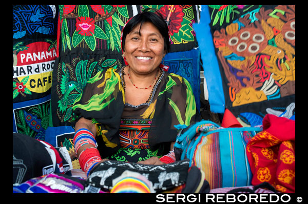 Mujeres Kunas venden sus molas a los turistas. Ciudad de Panamá Casco Viejo indio Kuna tradicionales artículos de artesanía vendedores por tribu kuna. Casco Viejo, Ciudad de Panamá, República de Panamá, América Central. En Balboa, en la Avenida Arnulfo Arias Madrid y Amador, es un pequeño YMCA Mercado de Artesanías, con su mayoría kuna y emberá artes y artesanías indígenas, y la ropa. Antiguo Artesanal YMCA Ir para: artesanías nativas, molas bolsas, camisetas, fundas para gafas y agarraderas, blusas bordadas, joyería, sombreros tejidos a mano, trabajo de los indios de la provincia de Darién Emberá y Wounaan. Dirección: Av. Arnulfo Arias y Av. Amador, Balboa, Ciudad de Panamá, Panamá