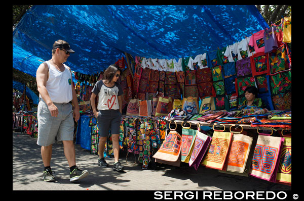 Mujeres Kunas venden sus molas a los turistas. Ciudad de Panamá Casco Viejo indio Kuna tradicionales artículos de artesanía vendedores por tribu kuna. Casco Viejo, Ciudad de Panamá, República de Panamá, América Central. En Balboa, en la Avenida Arnulfo Arias Madrid y Amador, es un pequeño YMCA Mercado de Artesanías, con su mayoría kuna y emberá artes y artesanías indígenas, y la ropa. Antiguo Artesanal YMCA Ir para: artesanías nativas, molas bolsas, camisetas, fundas para gafas y agarraderas, blusas bordadas, joyería, sombreros tejidos a mano, trabajo de los indios de la provincia de Darién Emberá y Wounaan. Dirección: Av. Arnulfo Arias y Av. Amador, Balboa, Ciudad de Panamá, Panamá