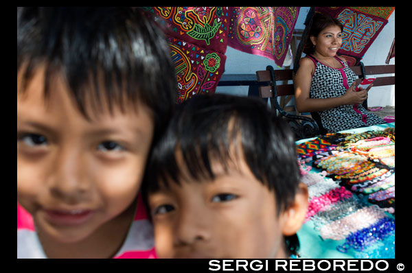 Mujeres Kunas venden sus molas a los turistas. Ciudad de Panamá Casco Viejo indio Kuna tradicionales artículos de artesanía vendedores por tribu kuna. Casco Viejo, Ciudad de Panamá, República de Panamá, América Central. En Balboa, en la Avenida Arnulfo Arias Madrid y Amador, es un pequeño YMCA Mercado de Artesanías, con su mayoría kuna y emberá artes y artesanías indígenas, y la ropa. Antiguo Artesanal YMCA Ir para: artesanías nativas, molas bolsas, camisetas, fundas para gafas y agarraderas, blusas bordadas, joyería, sombreros tejidos a mano, trabajo de los indios de la provincia de Darién Emberá y Wounaan. Dirección: Av. Arnulfo Arias y Av. Amador, Balboa, Ciudad de Panamá, Panamá