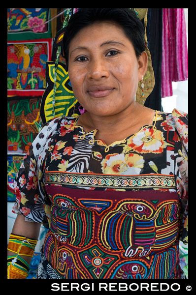 Retrato de la mujer kuna vender sus molas a los turistas. Ciudad de Panamá Casco Viejo indio Kuna tradicionales artículos de artesanía vendedores por tribu kuna. Casco Viejo, Ciudad de Panamá, República de Panamá, América Central. En Balboa, en la Avenida Arnulfo Arias Madrid y Amador, es un pequeño YMCA Mercado de Artesanías, con su mayoría kuna y emberá artes y artesanías indígenas, y la ropa. Antiguo Artesanal YMCA Ir para: artesanías nativas, molas bolsas, camisetas, fundas para gafas y agarraderas, blusas bordadas, joyería, sombreros tejidos a mano, trabajo de los indios de la provincia de Darién Emberá y Wounaan. Dirección: Av. Arnulfo Arias y Av. Amador, Balboa, Ciudad de Panamá, Panamá