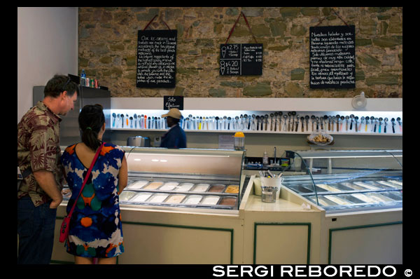 Ice Cream Shoppe de Gran Clement. Panamá. Coma. Ice Cream Shoppe de Gran Clement, Panamá, Panamá. Trata Tropicales. Hombre y Mujer comprar helados de una heladería especialista en el casco antiguo de Panamá. Helado Granclement y sorbete de este bien son un hallazgo raro. La tienda Granclement es clásico, sencillo y fresco. Elija entre una gran variedad de sabores hechas en el estilo tradicional artesano francés utilizando ingredientes de la mejor calidad. De vainilla tradicional de albahaca fresca y deliciosa, que no puede ir mal con una parada en Granclement en una calurosa tarde en el Casco - tomar una delicia para ir o disfrutar de ella en el acto en su espacio con aire acondicionado.