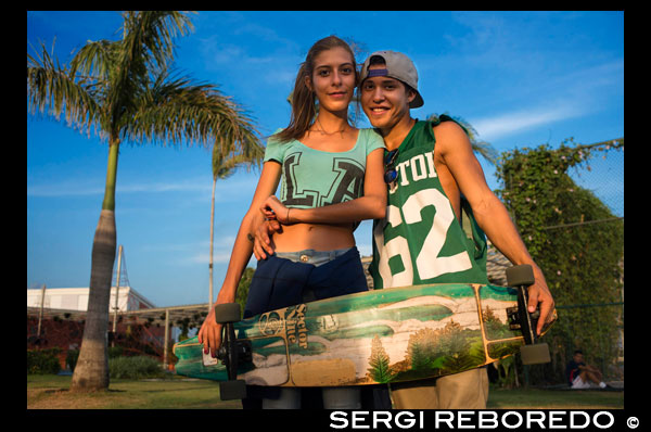 Amantes patinadores adolescentes en zona verde en Cinta Costera Océano Cinta Costera del Pacífico Bahía de Panamá malecón parque lineal rascacielos moderno. Cinta Costera (Cinta Costera), Ciudad de Panamá, Panamá. Ciudad de Panamá es una ciudad en América Central, donde la congestión ha alcanzado un punto crítico. La ciudad está pasando por un período sin precedentes de estabilidad y las inversiones y hay gran cantidad de fondos públicos para proyectos de mejora de la infraestructura. Uno de los más recientes proyectos de mejora de carreteras es la Cinta Costera o Cinta Costera (traducción significa literalmente "cinta costera") del proyecto. Este proyecto tiene la intención de descongestionar la red vial de la ciudad de Panamá, proporcionando una ruta de circunvalación pasado de la ciudad. La Avenida Balboa acepta actualmente la peor parte de este tráfico con 72.000 vehículos por día que pasa a lo largo de ella. La nueva Cinta Costera alivia esta congestión y también como parte del proyecto proporciona alrededor de 25 hectáreas de zona verde para el uso de los residentes de esta zona de la ciudad. Esta lista de los edificios más altos en la ciudad de Panamá ocupa el rascacielos en la ciudad de Panamá por la altura. El edificio terminado más alto en la ciudad de Panamá no es el Trump Ocean Club International Hotel and Tower, que se encuentra 264 m (866 pies) de altura, como lo demuestra Aeronautica Civil de terceros registros de medición de Panamá. Durante varios años, el horizonte de la ciudad de Panamá se mantuvo prácticamente sin cambios, con sólo cuatro edificios superior a 150 m (492 pies). A partir de la década de 2000, la ciudad experimentó un auge de la construcción grande, con nuevos edificios se levanta por toda la ciudad. El boom continúa en la actualidad, con más de 150 rascacielos en construcción y varios edificios supertall previstas para la construcción. Además de crecer hacia fuera, Ciudad de Panamá creció, con dos nuevos edificios más altos desde 2005 se cancelaron todos los proyectos supertall (Ice Tower, Palacio de la Bahía, y Torre Generali) o están en espera (Faros de Panamá, Torre Central).