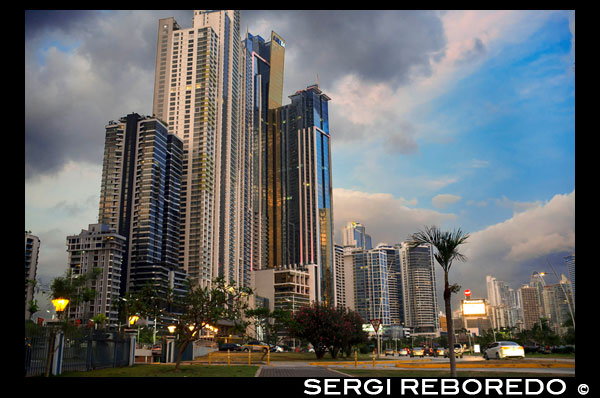 Avenida Balboa carretera rascacielos malecón nuevo. Skyline, Ciudad de Panamá, Panamá, América Central. Cinta Costera Océano Cinta Costera del Pacífico Bahía de Panamá malecón parque lineal rascacielos moderno. Cinta Costera (Cinta Costera), Ciudad de Panamá, Panamá. Ciudad de Panamá es una ciudad en América Central, donde la congestión ha alcanzado un punto crítico. La ciudad está pasando por un período sin precedentes de estabilidad y las inversiones y hay gran cantidad de fondos públicos para proyectos de mejora de la infraestructura. Uno de los más recientes proyectos de mejora de carreteras es la Cinta Costera o Cinta Costera (traducción significa literalmente "cinta costera") del proyecto. Este proyecto tiene la intención de descongestionar la red vial de la ciudad de Panamá, proporcionando una ruta de circunvalación pasado de la ciudad. La Avenida Balboa acepta actualmente la peor parte de este tráfico con 72.000 vehículos por día que pasa a lo largo de ella. La nueva Cinta Costera alivia esta congestión y también como parte del proyecto proporciona alrededor de 25 hectáreas de zona verde para el uso de los residentes de esta zona de la ciudad. Esta lista de los edificios más altos en la ciudad de Panamá ocupa el rascacielos en la ciudad de Panamá por la altura. El edificio terminado más alto en la ciudad de Panamá no es el Trump Ocean Club International Hotel and Tower, que se encuentra 264 m (866 pies) de altura, como lo demuestra Aeronautica Civil de terceros registros de medición de Panamá. Durante varios años, el horizonte de la ciudad de Panamá se mantuvo prácticamente sin cambios, con sólo cuatro edificios superior a 150 m (492 pies). A partir de la década de 2000, la ciudad experimentó un auge de la construcción grande, con nuevos edificios se levanta por toda la ciudad. El boom continúa en la actualidad, con más de 150 rascacielos en construcción y varios edificios supertall previstas para la construcción. Además de crecer hacia fuera, Ciudad de Panamá creció, con dos nuevos edificios más altos desde 2005 se cancelaron todos los proyectos supertall (Ice Tower, Palacio de la Bahía, y Torre Generali) o están en espera (Faros de Panamá, Torre Central).