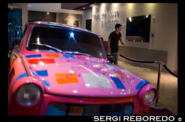 Coche rosado en el lobby del hotel Hard Rock PANAMA MEGAPOLIS. En el corazón de Panamá eleva los nuevos Hard Rock Hotel Panamá Megapolis. Esta espectacular torre de sesenta y seis historia te invita a venir y experiencia donde el servicio estrella de rock se reúne diseño elegante urbano - todo infundido con la pasión y la irreverencia del rock 'n' roll. Situado a pocos kilómetros del Canal de Panamá, este Hard Rock Hotel le pone el centro del escenario, con impresionantes vistas panorámicas de la ciudad y la Bahía de Panamá. Vive como una verdadera estrella de rock en una de nuestras 1.463 habitaciones y suites elegantes, luego vienen experimentar nuestros bares once emocionantes, cuatro restaurantes tentadores y nuestra discoteca estelar. Relájese en el Rock Spa, tomar el sol en nuestras cabañas de la piscina de borde infinito, o tomar la diversión a nuevas alturas en nuestro salón al aire libre en la azotea. El hotel está a sólo unos pasos de Multicentro Mall y Majestic Casino, que ofrece compras increíble, restaurantes, bares, centro de convenciones y sala de cine. Destino más caliente de América Latina acaba de conseguir más caliente con la presentación de los esperados Hard Rock Hotel Panamá Megapolis. Situado en el corazón de la ciudad de Panamá, esta imponente torre de 66 pisos encapsula la experiencia verdadera estrella de rock con toques de lujo que te dejará con ganas de más. Disfrute de la decadencia de 1.500 habitaciones y suites elegantes, experiencia tentadora restaurantes y locales nocturnos, o subir el volumen de la piscina con impresionantes vistas de la ciudad y la Bahía de Panamá. Es la combinación perfecta de Rock 'n' Roll y la irreverencia diseño elegante urbano.