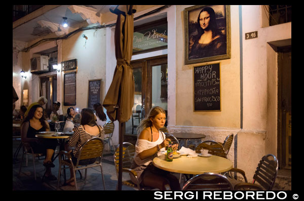 Restaurante italiano Da Vinci en el casco antiguo de la ciudad de Panamá. Distrito de San Filipe del Casco Viejo, patrimonio de la humanidad, Ciudad de Panamá, Panamá. El pequeño distrito de la Ciudad de Panamá conocida oficialmente como San Felipe y se refirió a como el Casco Antiguo o Casco Viejo, es rica en historia y ahora es considerado como un tesoro nacional. El edificio fue construido alrededor de 1673, por la guarnición española, la Iglesia Católica y los colonos, después de corsario Henry Morgan saqueó el sitio original de la ciudad de Panamá (Panamá Viejo). A continuación, el área albergó a los funcionarios franceses durante su intento de construir el Canal de Panamá; lo que quedaba atrás era un barrio único, culturalmente diversa, con edificios con una encantadora mezcla de colonial español y arquitecturas provinciales franceses. Desde la década de 1920 sin embargo, el Casco Viejo se ha convertido poco a poco a todos los efectos, un semi-elegante barrio marginal. El síndrome del interior de la ciudad se apoderó de la zona. Mantenimiento y desarrollo se estancó y fue básicamente olvidados, excepto por aquellos turistas que deseen ver algunos de los hitos históricos que se intercalan a lo largo.