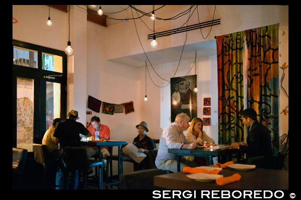 Tántalo restaurante en el casco antiguo de la ciudad de Panamá. Deléitese con la cocina que ofrece comida de inspiración internacional comodidad del Chef Pierre DeJanon sirve en porciones perfectas para compartir. Usted podrá saborear carnes, pescados y vegetales nativas de Panamá fusionados con sabores y especias de la India, europeos, estadounidenses y latinoamericanas para una experiencia original de comedor pero familiar. Par su comida con uno de recetas de cócteles especialidad de Tántalo, como un mojito de algodón de azúcar. Tántalo crea un sentido de primer mundo de servicio y hospitalidad al ofrecer atento, proactivo personal. La filosofía de intercambio de Tantalo Kitchen se refleja en sus dos largas mesas comunales y se adapta perfectamente a los platos de estilo tapas. Deléitese con la cocina que ofrece comida de inspiración internacional comodidad del Chef Pierre DeJanon sirve en porciones perfectas para compartir. Usted podrá saborear carnes, pescados y vegetales nativas de Panamá fusionados con sabores y especias de la India, europeos, estadounidenses y latinoamericanas para una experiencia original de comedor pero familiar. Par su comida con uno de recetas de cócteles especialidad de Tántalo, como un mojito de algodón de azúcar. Tántalo crea un sentido de primer mundo de servicio y hospitalidad al ofrecer atento, proactivo personal. La filosofía de intercambio de Tantalo Kitchen se refleja en sus dos largas mesas comunales y perfectamente.