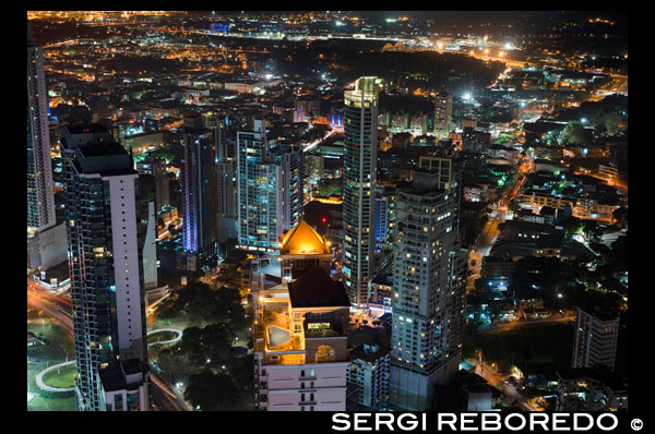 Skyline, Ciutat de Panamà, Panamà, Amèrica Central a la nit. Cinta Costera Oceà Cinta Costanera del Pacífic Badia de Panamà dic parc lineal gratacels modern. Cinta Costera (Cinta Costera), Ciutat de Panamà, Panamà. Ciutat de Panamà és una ciutat a Amèrica Central, on la congestió ha arribat a un punt crític. La ciutat està passant per un període sense precedents d'estabilitat i les inversions i hi ha gran quantitat de fons públics per a projectes de millora de la infraestructura. Un dels més recents projectes de millora de carreteres és la Cinta Costera o Cinta Costera (traducció significa literalment "cinta costanera") del projecte. Aquest projecte té la intenció de descongestionar la xarxa viària de la ciutat de Panamà, proporcionant una ruta de circumval passat de la ciutat. L'Avinguda Balboa accepta actualment la pitjor part d'aquest tràfic amb 72.000 vehicles per dia que passa al llarg d'ella. La nova Cinta Costera alleuja aquesta congestió i també com a part del projecte proporciona al voltant de 25 hectàrees de zona verda per a l'ús dels residents d'aquesta zona de la ciutat. Aquesta llista dels edificis més alts a la ciutat de Panamà ocupa el gratacels a la ciutat de Panamà per l'altura. L'edifici acabat més alt a la ciutat de Panamà no és el Trump Ocean Club International Hotel and Tower, que es troba 264 m (866 peus) d'altura, com ho demostra Aeronautica Civil de tercers registres de mesurament de Panamà. Durant diversos anys, l'horitzó de la ciutat de Panamà es va mantenir pràcticament sense canvis, amb només quatre edificis superior a 150 m (492 peus). A partir de la dècada de 2000, la ciutat va experimentar un auge de la construcció gran, amb nous edificis s'aixeca per tota la ciutat. El boom continua en l'actualitat, amb més de 150 gratacels en construcció i diversos edificis supertall previstes per a la construcció. A més de créixer cap a fora, Ciutat de Panamà va créixer, amb dos nous edificis més alts des de 2005 es van cancel · lar tots els projectes supertall (Ice Tower, Palau de la Badia, i Torre Generali) o estan en espera (Fars de Panamà, Torre Central) .