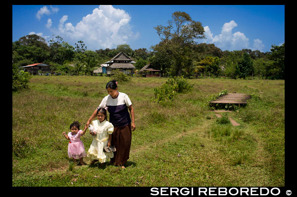 Familia y Casas En El Ngobe Bugle Indian Village Of Salt Creek Cerca de Bocas Del Toro Panamá. Salt Creek (en español: Quebrada Sal) es un pueblo Ngöbe Buglé se encuentra en el extremo sureste de la isla de Bastimentos, en Bocas del Toro Archipelago, Provincia y Distrito de Panamá. La comunidad se compone de unas 60 casas, una escuela primaria, artesanías y tiendas en general. Los aldeanos dependen principalmente de sus canoas para la pesca y el transporte, aunque el pueblo se está desarrollando lentamente junto con todo el archipiélago. Entre el Mar Caribe, con sus manglares, arrecifes de coral e islas paradisíacas, y el denso bosque húmedo tropical de la Isla Bastimentos, se encuentra la comunidad Ngobe conocido como Salt Creek (Quebrada Sal). Aquí, la ALIATUR organización local (Salt Creek Turismo Alliance) ha creado un proyecto para que los visitantes al archipiélago de Bocas del Toro pueden llegar a conocer la cultura de esta comunidad indígena, sus artesanías, sus bailes, y sus historias. Las medidas adoptadas para promover la sostenibilidad Cuatro senderos ambientales o sociales en los bosques de los alrededores permiten al turista apreciar la rica fauna y flora de la región. Alojamiento y comida típica de la zona se ofrecen para el que quiera visitar durante uno o más días en la comunidad de. En caso de que ésto no sea suficiente, la proximidad community's al Parque Nacional Marino Bastimentos permite a los turistas pagan una rápida visita a los maravillosos Cayos Zapatilla y para disfrutar de sus playas, arrecifes de coral, y el sendero.