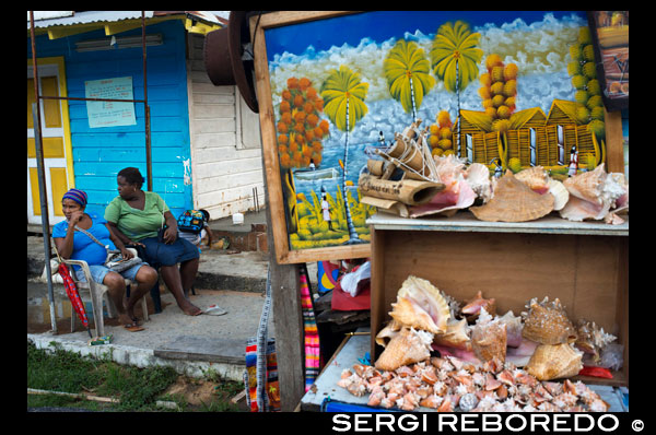 Pinturas de colores, conchas y artesanías que se exhiben en Pueblo de Bocas en la Isla Colón, Bocas del Toro, Panamá. Las tiendas de souvenirs se pueden encontrar en la calle principal de Bocas y hippies de todo el mundo se pueden encontrar recubre la principal calle con sus artesanías y joyería hermosa. También, en el extremo opuesto de la calle principal, justo antes del final, hay una exhibición de molas atendidos por los indios Kuna. Panamá es famosa por sus "molas", que son coloridos diseños de tela apliques inversa. Este humilde stand cuenta con el de selección de "molas" en todo el país. Usted tiene la satisfacción añadida de la compra directa a los indios locales y conocer su dólar irá una manera larga hacia ayudar a estas personas dignas.