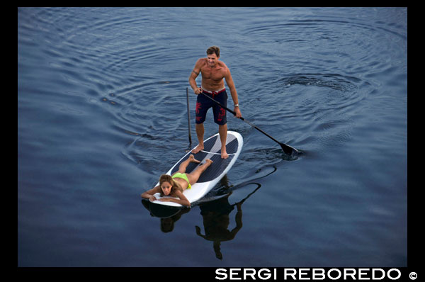 Paddle surf a Bocas del Toro, Panamà. No va ser fa molt de temps que arxipèlag caribeny de Panamà, Bocas del Toro, era un premi ocult 09:00 illa per als viatgers aventurers. Avui en dia, els nous hotels i restaurants es revelen cada pocs mesos, i la cadena d'illes tropicals està lluny de ser secret. Però amb un munt de grans establiments de restauració, hotels i activitats, passar una setmana a Bocas definitivament encara se sent com una victòria, sobretot al setembre i octubre, quan el costat del Pacífic és plujós. Només un viatge amb autobús i vaixell de quatre hores des de la destinació turística del Carib de Costa Rica, de Port Vell, Bocas del Toro s'ha convertit en una destinació de frontera a executar popular per als expatriats i una parada convenient per als viatgers que vulguin conèixer ambdós països. Es parla fins i tot de la marca dels dos destins com un paquet costanera, que ofereix relaxació amb un toc de la cultura. La fauna és gens menyspreable tampoc. Al bell mig d'un sistema d'esculls de corall enorme, nou illes principals Boques i 200-alguns illots són la llar d'una població diversa de peixos i mamífers marins. A més d'un excel · lent busseig i snorkeling de la zona, pis de corall de l'oceà genera salts de surf increïbles. Per als més còmodes en terra, ben desenvolupada indústria del turisme de les illes té tot: les granges de xocolata, coves de ratpenats, platges de sorra blanca i una escena del bar jovial.