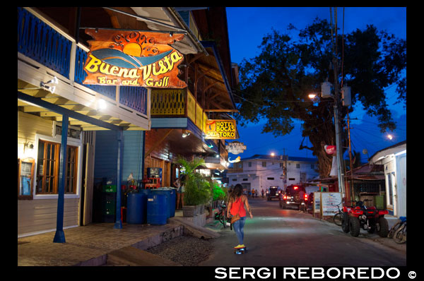 Panamà, Bocas del Toro, Illa Colom (Illa Colom), el carrer principal. Boques del Toro, Panamà a la nit. Restaurants i hotels. Bona Vista Bar and Grill. Hotel Bocas del Toro. Boques és una ciutat discreta i agradable on és fàcil trobar-se amb altres viatgers i la gent local. En passejar per la ciutat en la nit trobareu una sèrie de locals nocturns locals on sembla cada nit és una festa. Bona Vista Deli & Bar, situat just a l'aigua, té el menjar americana i és passar l'estona per expatriats. Per a la gent jove, Mondo Taitu és bon lloc per conèixer una barreja internacional dels viatgers joves i surfistes, i té diversa carta de còctels especials de l'illa (pensar mojito amb un toc), servit per alguns maluc, cambrers amables. També divertit és el més recent La Iguana, just a l'aigua. No us oblideu de visitar el famós Vaixell Enfonsat, també conegut com el "naufragi-deck", que és un bon lloc per a la diversió de ball. Igual que en qualsevol part, que, és recomanable practicar la discreció i romandre als carrers principals il·luminades a la nit.