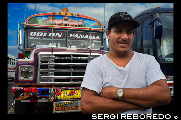 Conductor de BUS DIABLO ROJO DIABLO ROJO PINTADO BUS PANAMÁ REPÚBLICA CIUDAD DE PANAMÁ. Terminal de la estación de autobuses Albrok. Panamá. Aquí viene el Diablo Rojo, el bus de Red Devil voladuras su bocina de aire y coleando en torno a un compañero "demonio" justo a tiempo para reclamar Irma Betancourt y otros viajeros de la mañana. Baste decir los Diablos Rojos ganan su nombre. "Están locos", dijo Betancourt, de 33 años, un ama de llaves en un hotel del centro, el embarque en un bulevar principal. "Todos sabemos que. Lo único que importa es conseguir la tarifa. Tantas veces hemos casi golpear a alguien. "Paseando por la ciudad de Panamá que es difícil pasar por alto estos autobuses malditos locos rodando por la ciudad. Autobuses escolares convertidos se utilizan como medio de transporte público barato. Cada autobús en la ciudad está decorada de forma individual que hace una captura interesante cada vez que rueda alrededor. El costo promedio para montar uno de estos autobuses es de 25 centavos! "Casi" puede hacer que su autobús uno de los afortunados, ya que se sabe que han tenido más de un par de almas para el bien de una camioneta. Su autobús en una mañana reciente es como cientos de otros, un convertido, en llamas autobús escolar americano fundido-off con el color, generalmente pesados ??sobre el rojo. Como si pintado por un artista de graffiti adicto a las películas de acción y deportes, a menudo se jactan, escenas de ensueño de fantasía, incluyendo, improbablemente, un Dumbledore se avecina de las películas de Harry Potter mirando a la señora Betancourt mientras se sube a bordo. El reggaetón, salsa y otras músicas-bajo pesado concuss el aire, para atraer a los corredores a los autobuses de propiedad privada. Silenciadores gruñir contribuyen a la banda sonora de las calles. Y nadie parrilla precie carece de una cadena salvaje de las luces de Navidad. Un típico: 25 centavos de dólar. "Ellos se convirtieron en el aspecto más dominante visual de la Ciudad de Panamá," dijo Peter SZOK, profesor de la Universidad Cristiana de Texas en Fort Worth que ha estudiado los autobuses y el arte popular de Panamá. Es una tradición en la región en otros lugares, en otras ciudades de Panamá, así como en países como Suriname, donde los autobuses están adornadas con retratos políticamente teñidas de héroes y bandidos. Pero aquí, al menos, el viaje está llegando a su fin. Los autobuses, muchos de ellos se retiró de las escuelas de la Florida, han sido la columna vertebral del transporte público aquí por más de cuatro décadas, con la tradición de decorar los vehículos utilizados para el transporte público de ir aún más atrás. Sr. SZOK traza la forma de arte a un deseo de reflejar estilos de la música latina y una vida idealizada. Ciudad de Panamá, sin embargo, se está modernizando rápidamente, con un horizonte de imponentes y en expansión los centros comerciales que los promotores esperan que lo puso en el mapa como otra de Singapur. Con eso ha recorrido un empuje para la orden. Un metro se está excavando. Las vías de acceso están siendo construidos o planificados. Los Diablos Rojos, propiedad y operado por sus conductores sin horario fijo de bienes, se está eliminando gradualmente en favor de algo decididamente más vainilla y benigna, un sistema Metro Bus con vehículos blancos cuadradas genéricos conocidos en cualquier ciudad. El único toque de color es una barra naranja. "Seguro, cómodo y fiable", es el lema. Hay incluso un mapa de la ruta. El presidente Ricardo Martinelli, cuyo gobierno ha defendido el nuevo sistema, ha señalado que los nuevos autobuses como una señal de progreso, culpando a los Diablos Rojos de accidentes y acusándolos de servicio fiable. "Ellos van a correr de un extremo de la ciudad a la otra, matando a la gente, matando a sí mismos", dijo en un discurso en Washington en abril. "Sí, un montón de personas perdieron la vida." Pero los autobuses Metro, también, están llegando quejas, principalmente para el servicio es lento. Se espera que el precio de 25 centavos en la mayoría de las rutas que aumente a 45 centavos de dólar el próximo año, y ya se está dibujando muecas. Algunos han empezado a llamar a ellos los Diablos Blancos, los Diablos Blancos. "Hey! La línea comienza ahí atrás, "varias personas gritaron en un centro abarrotado Metro Parada de autobús como su paseo por fin llegó en un aguacero. "Mira a esta larga línea y poco refugio de autobús", dijo David Polo, de 33 años, que había estado esperando durante más de 20 minutos. "Los nuevos buses pueden ser más seguros, pero necesitan más de ellos." Funcionarios de transporte de Panamá dijo que los Diablos Rojos, que suman cerca de 1.200 en los últimos años, se habría ido a finales de este año, pero el plan se ha retrasado más de una vez como el nuevo sistema pretende contratar y conductores de trenes. A medida que los diablos rojos desaparecen - algunos de ellos, en el último giro del destino, convertidos de nuevo a los autobuses escolares, y otros desmontados para el desecho o sentados en Boneyards autobuses - algo un poco inesperado ha surgido. La simpatía por los Diablos Rojos. La nostalgia va de la lengua en la mejilla - un "Guarde el Diablo Rojo" video de YouTube pretende llorar al final de perder sus billeteras de los turistas, entre otras cosas, en ellos - a remordimientos auténticos. "Es una pérdida de parte de nuestra cultura", dijo Analida Galindo, co-director de la galería de arte Diablo Rosso en el histórico barrio del Casco Viejo. Sí, el nombre de la galería es una obra de teatro sobre el nombre de los Diablos Rojos. La galería vende puertas del autobús pintado por uno de los más prolíficos artistas Red Devil, Oscar Melgar, por 2.500 dólares (ningún comprador aún). Sr. SZOK dijo que los pintores eran en gran parte autodidacta, muchos de ellos los hijos de inmigrantes de las Indias Occidentales, aunque algunos en los últimos años se habían ido a la escuela de arte. Por lo general pagan $ 2.000 y hasta pintar los autobuses por lo que algunos son un caleidoscopio de imágenes, mientras que, en otros, el amarillo ha sido apenas pintado encima, dependiendo de los medios del conductor. "Fue una gran tradición que la gente va a perder", dijo uno de los pintores, Ramón Enrique Hormigueros, conocido como Monchi. "Aquí es Navidad, y ¿qué voy a hacer? No tengo nada. "Algunos propietarios también se han quejado de que los 25.000 dólares que el gobierno les está ofreciendo en compensación por renunciar a sus autobuses puede parecer generoso, pero no los llevará muy lejos. Varios conductores dijeron que no podían conseguir trabajo con Metro Bus debido a sus registros de conducción pobres, aunque el nuevo sistema ha contratado a muchos pilotos de Red Devil. Otros pilotos dijeron que habían sostenido durante mucho tiempo un segundo empleo y encontrarían otro trabajo. "Todo tiene que llegar a su fin algún día," un conductor, Juan Estanciola, dijo hace unos días fuera de su autobús pintado con modestia, que es todo blanco con ribete morado y lleva refranes como "No dejes que mi presencia ensuciar con su mente . "Él habló en la puerta de su autobús, que acababa de chocar con un taxi en una tarde lluviosa. "Fue su culpa," dijo. "Él cortó en frente de mí. Ellos no saben cómo conducir ".