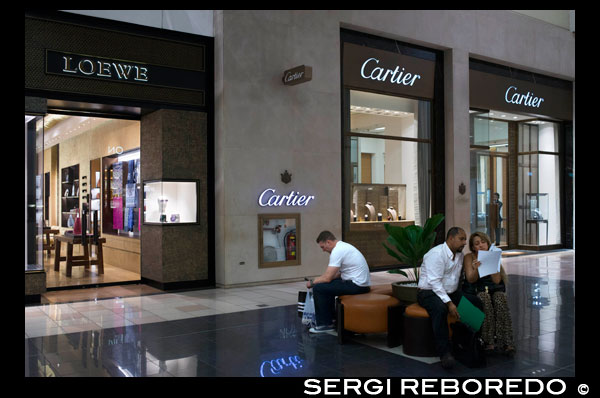 Panamá Cartier tiendas Loewe en centro comercial Multiplaza Pacific. Multiplaza Pacific es el centro comercial más moderno y exclusivo en la región. Fue desarrollado con el concepto de un Shopping Hub, siendo la ciudad de Panamá, una de las ciudades con el mayor número de tráfico de turistas en América Central y del Sur. Cuenta con 64.800 metros cuadrados, que ofrece más de 280 tiendas de diseñadores exclusivos, grandes almacenes, supermercados, farmacias, bancos, una cancha llena de alimentos de marca y salas de cine. Seguro el tiempo para parar de Multiplaza Camino del Sol. Un lugar único para disfrutar de las marcas más prestigiosas en la industria de la moda como Louis Vuitton, Chanel, Cartier, Carolina Herrera, Bvlgari, Hermes, entre otros. Sin duda, es un lugar donde el lujo, el glamour y la moda se fusionan, con el fin de satisfacer las necesidades más exigentes de los mercados locales e internacionales. Añadir a esto, la vida de entretenimiento y noche en "Las Terrazas", con diferentes ambientes y una gran variedad de ofertas culinarias.