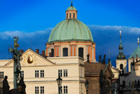 Vistes de l'Església de Sant Nicolau des del pont de Carles. L'Església de Sant Nicolau de Malá Strana (no confondre amb la de Staré M? Sto) està considerada la construcció barroca més bonica de Praga. Si la catedral de Sant Vito és l'obra mestra del gòtic, l'església de Sant Nicolau ho és del barroc. La construcció de l'església va començar el 1673 per ordre dels jesuïtes, sent els primers edificis acabats l'edifici parroquial i l'escola. Tot i que les obres van finalitzar en 1752, es van començar a oficiar misses en 1711.